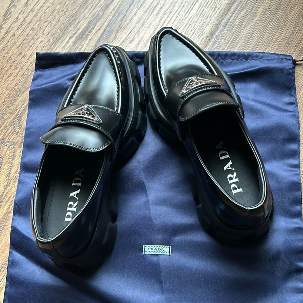 Prada lug sole loafer sz 36